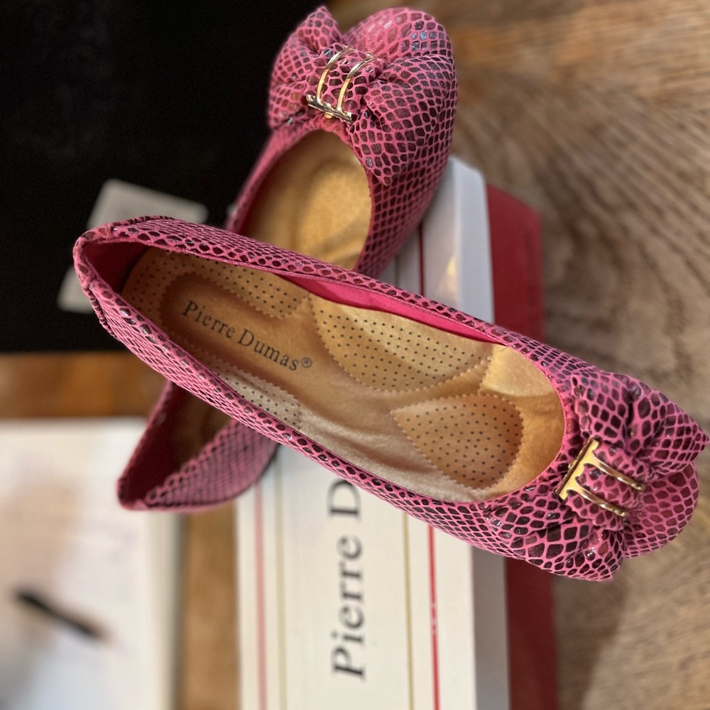 Brand new Pierre Dumas Pink Textured Loafers
